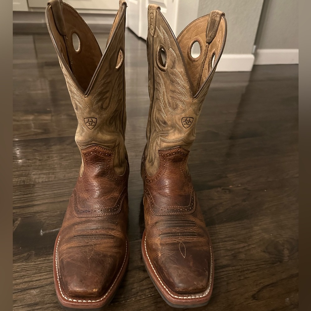 Ariat 10.5D Men’s Cowboy Boots.  Barely worn.